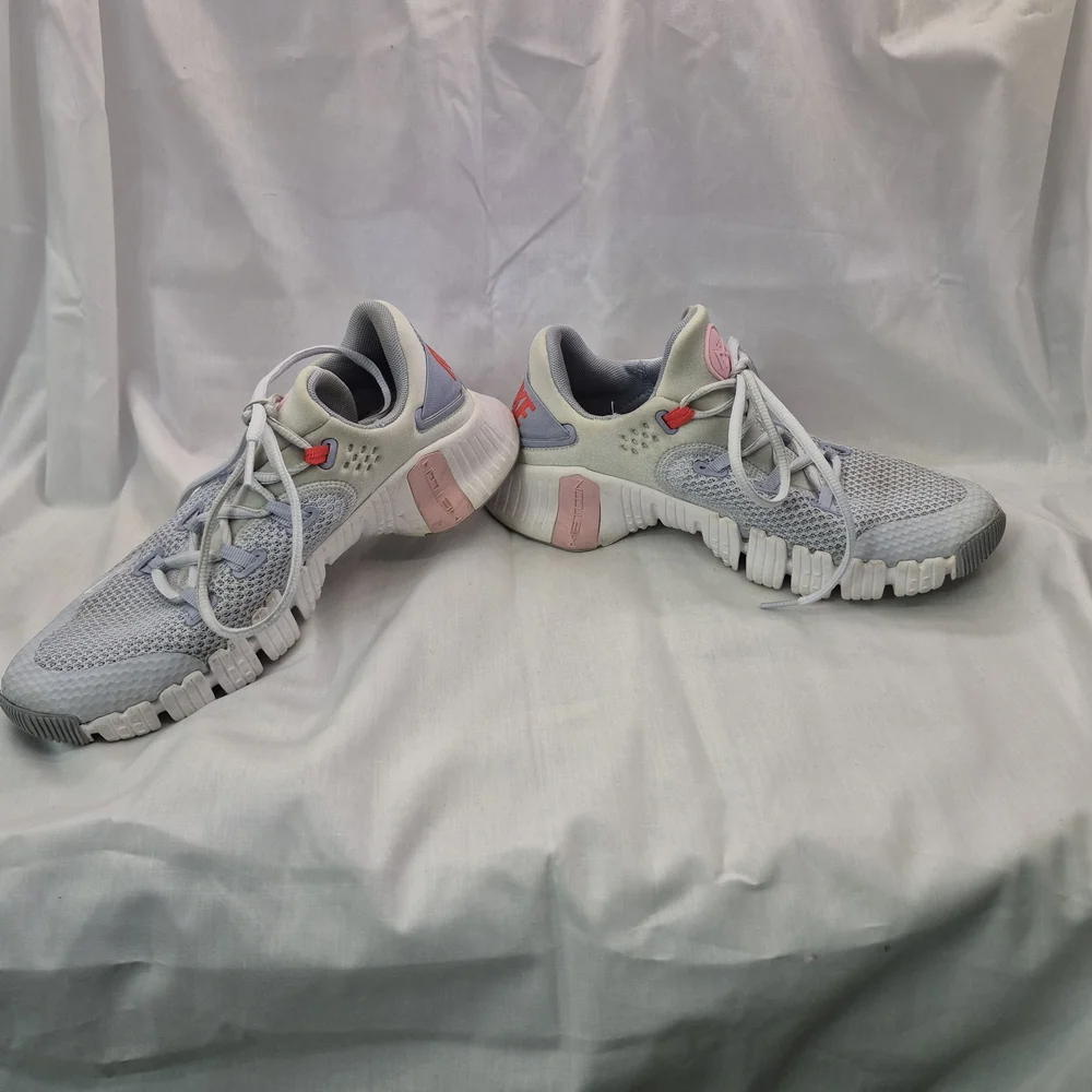8.5 Nike Metcon‎ Athletic Shoes in Gray and Pink